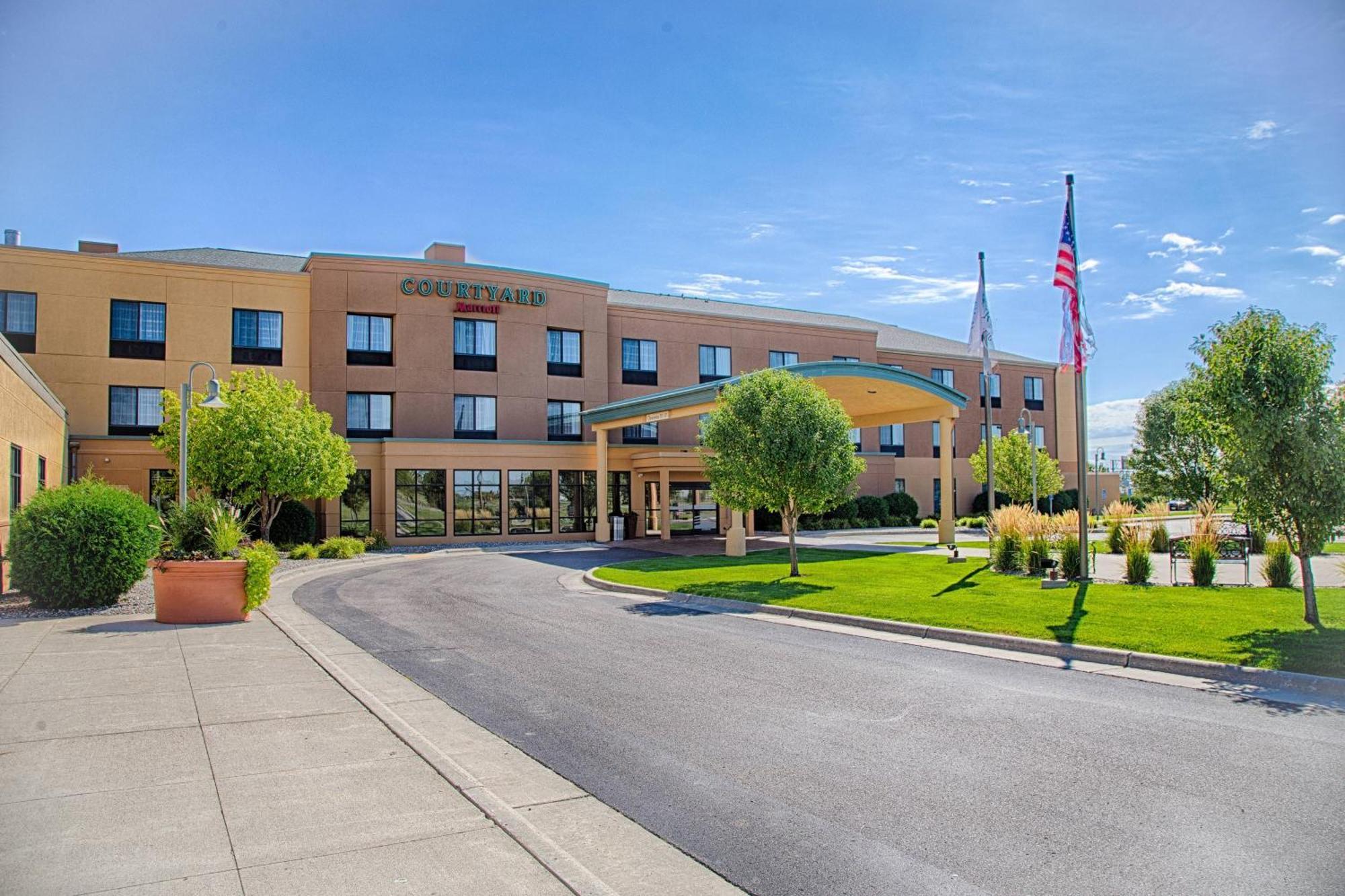 Отель Courtyard Fargo Moorhead, Mn Экстерьер фото