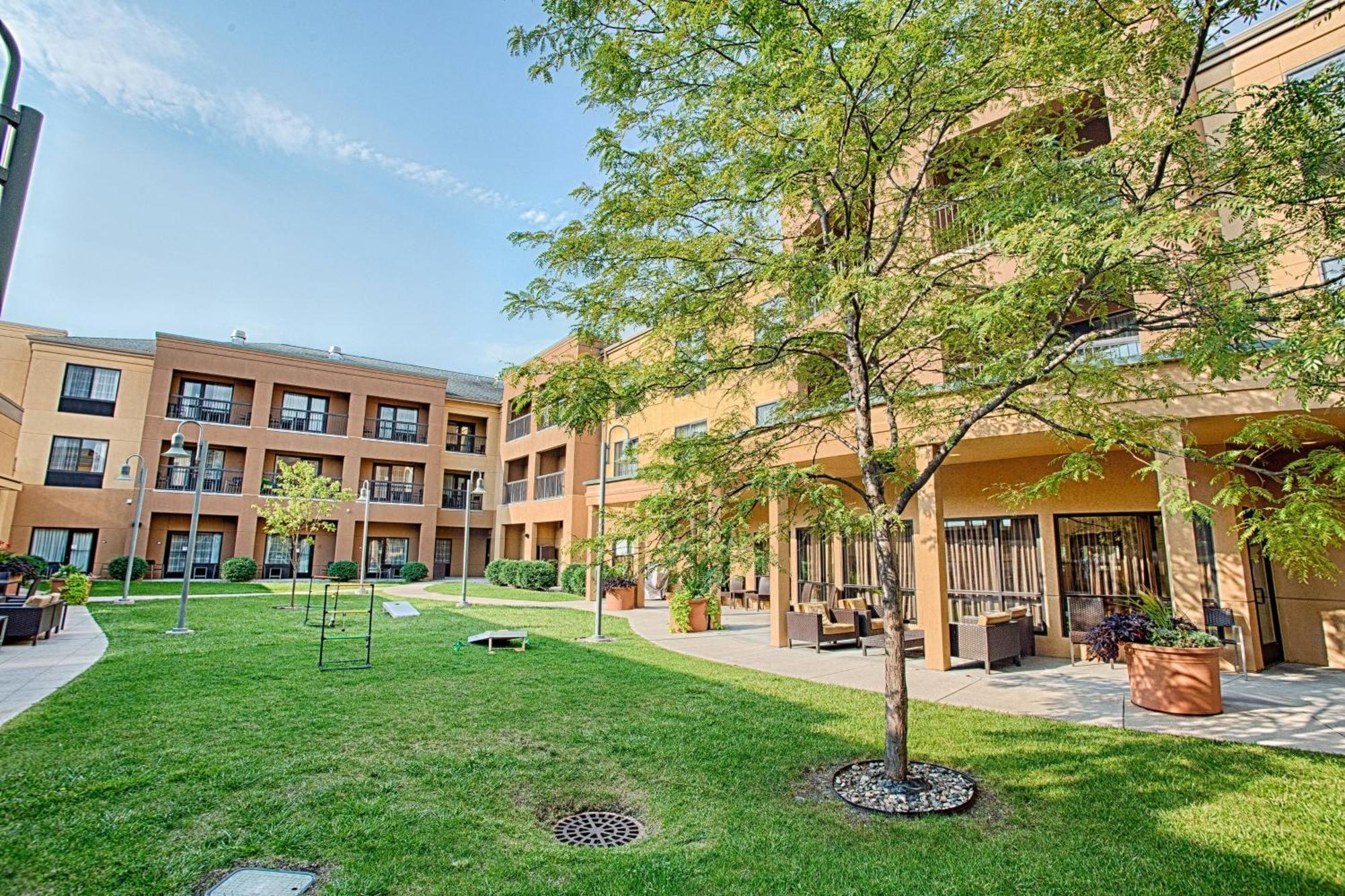 Отель Courtyard Fargo Moorhead, Mn Экстерьер фото
